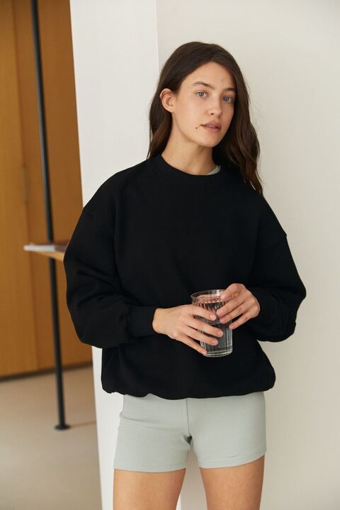 Black sweatshirt without insulation