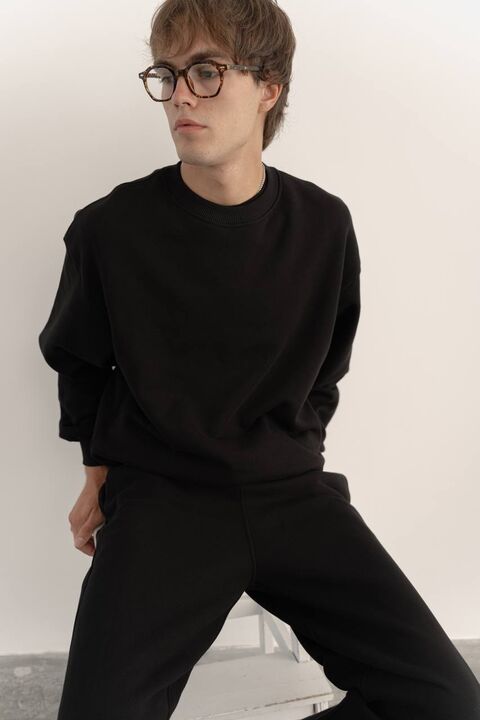 Black sweatshirt without insulation
