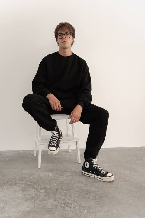Black sweatshirt without insulation