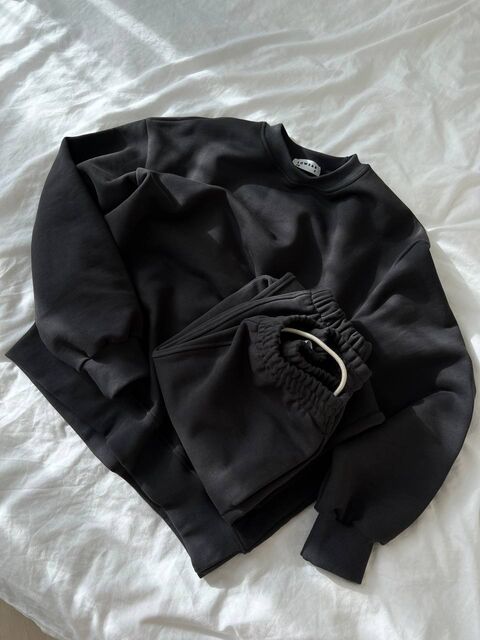 Black sweatshirt without insulation