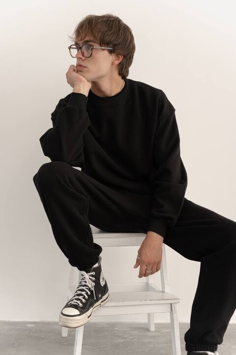 Black sweatshirt without insulation