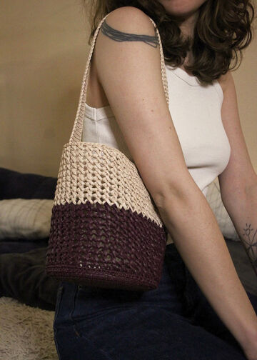 Bucket bag in wine-straw color