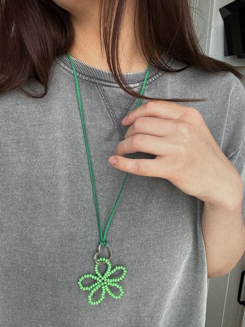 Зелена квітка на зеленому шнурку з карабіном