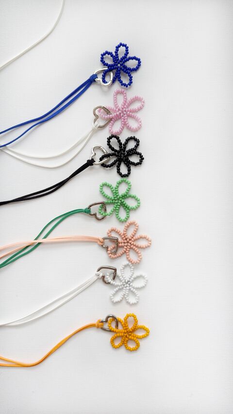 Персикова квітка на персиковому шнурку з карабіном