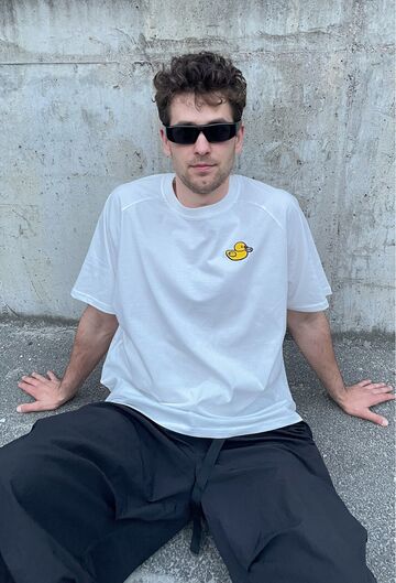 Молочна футболка з вишивкою Качка