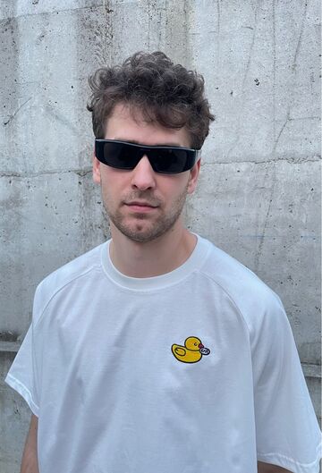 Молочна футболка з вишивкою Качка