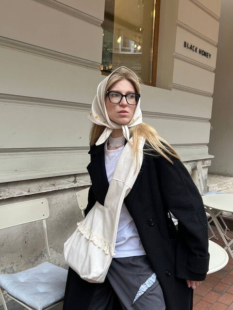 Біла TAYSTRA з китицями