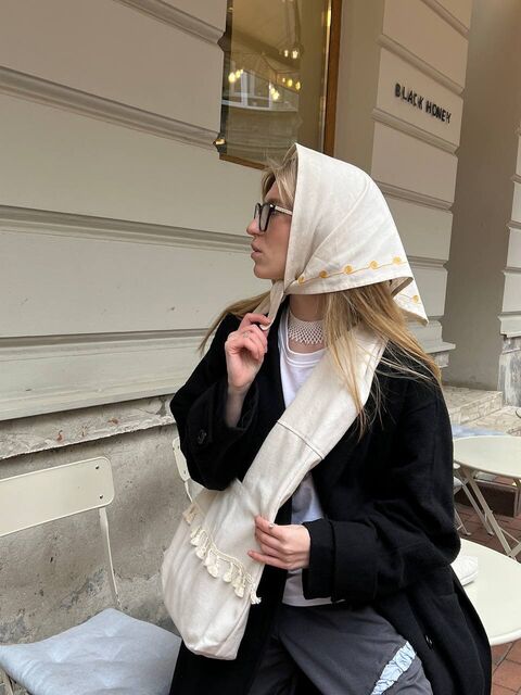 Біла TAYSTRA з китицями