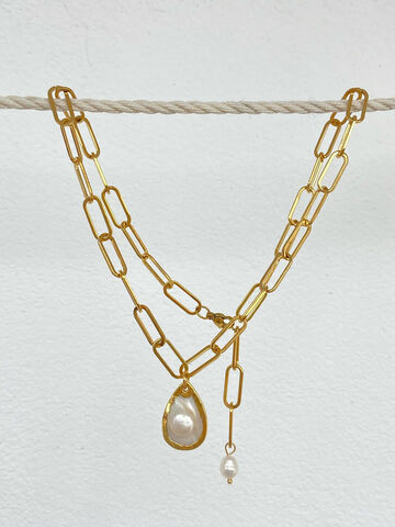 Asymmetric pearl pendant chain in gold