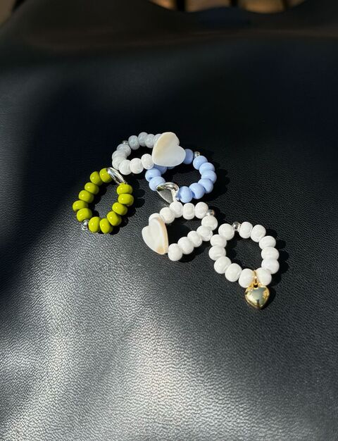 Біла каблучка з маленьким золотим серцем