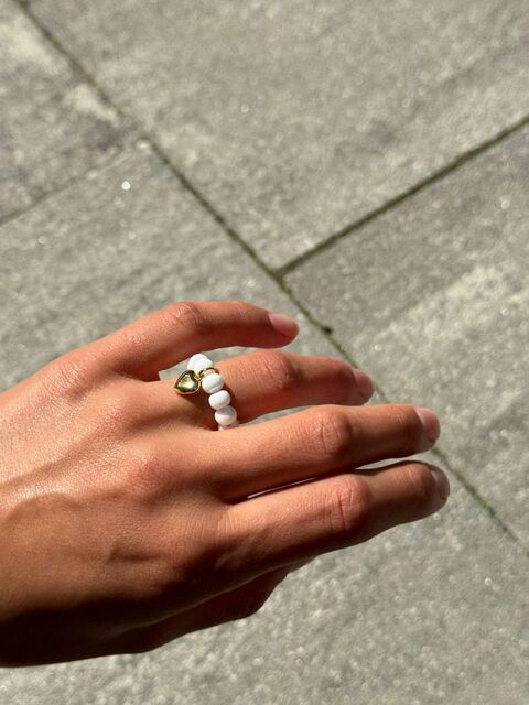 Біла каблучка з маленьким золотим серцем