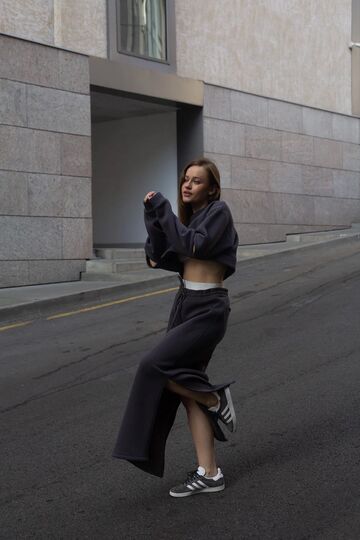 Dark grey skirt made of three-thread fleece