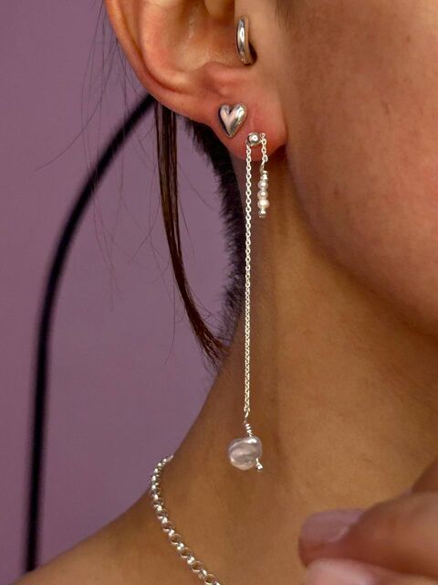 Stud earrings with an adjustable setting and a Petal pearl