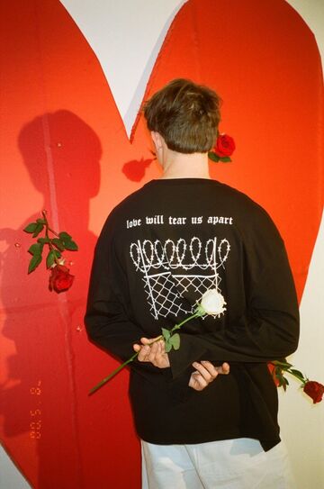 Чорний лонгслів love will tear us apart
