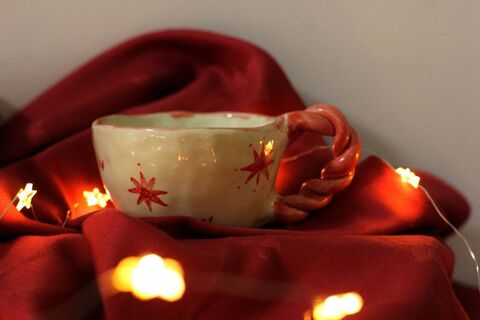Чашка з червоними зірками