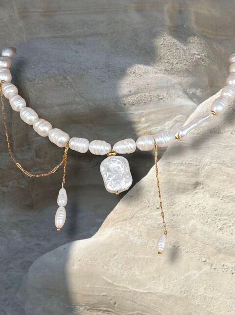 Asymmetrical elegant natural pearl necklace