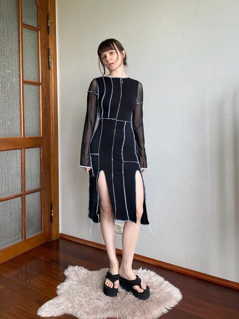 Чорна сукня з білими швами і розрізами на ногах