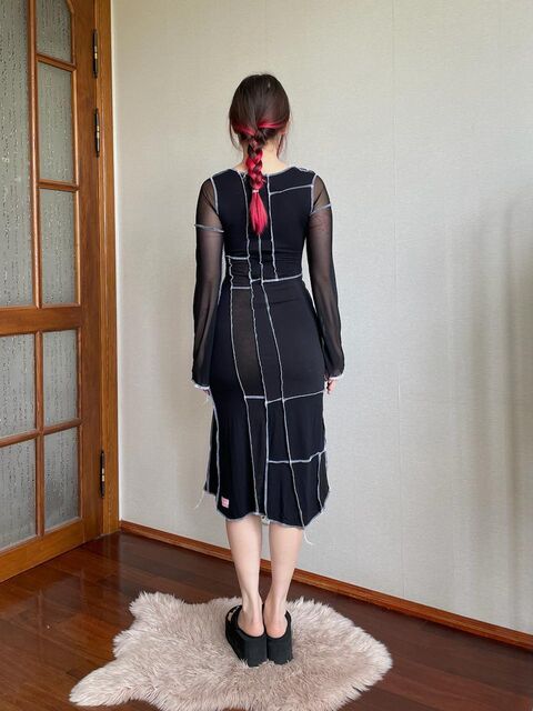 Чорна сукня з білими швами і розрізами на ногах