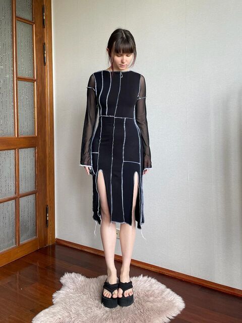 Чорна сукня з білими швами і розрізами на ногах