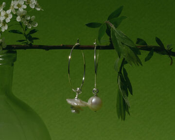 Asymmetrical hoop earrings with pearls