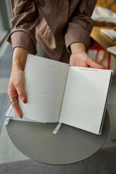 Weekly planner with bows
