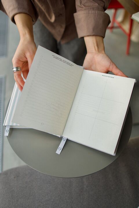 Weekly planner with bows