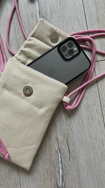 Сумка під телефон молочна з рожевим шнурком