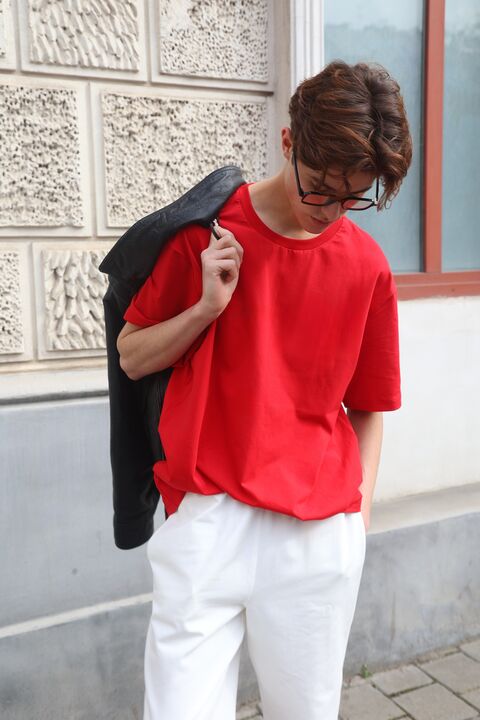 Червона базова футболка