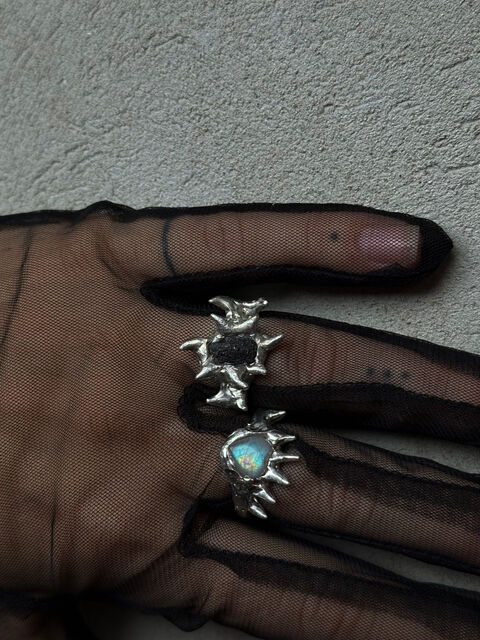 Каблучка з каменем із породи Атлантичного океану