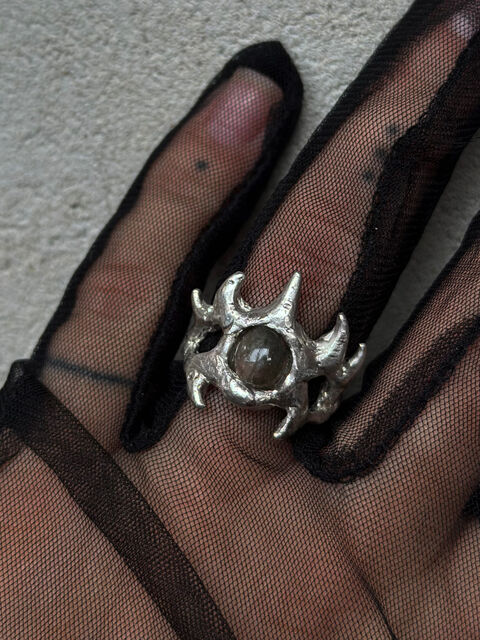 Каблучка з круглим лабрадоритом