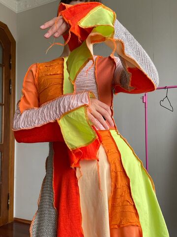 Кольорова сукня з вʼязаними вставками