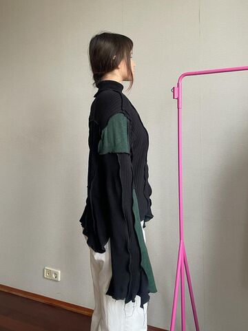 Светрик з ґудзиками та горловиною