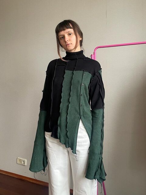 Светрик з ґудзиками та горловиною