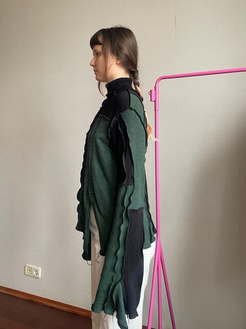 Светрик з ґудзиками та горловиною