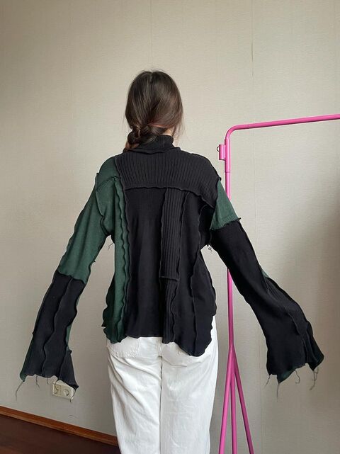 Светрик з ґудзиками та горловиною