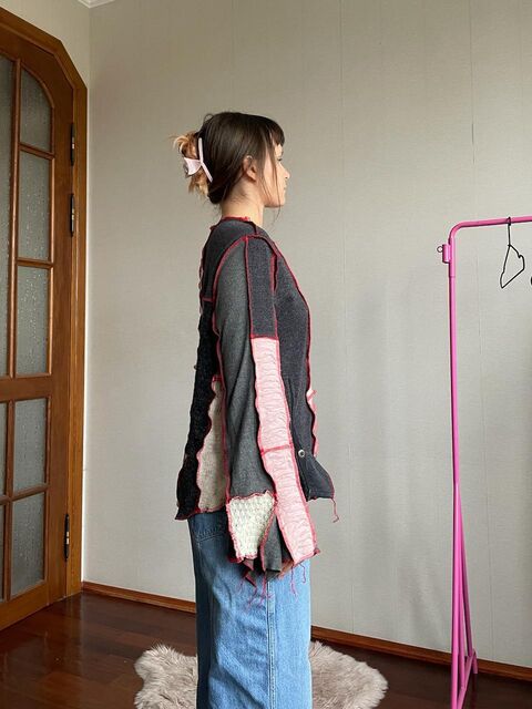 Світло-сірий светрик з червоними швами