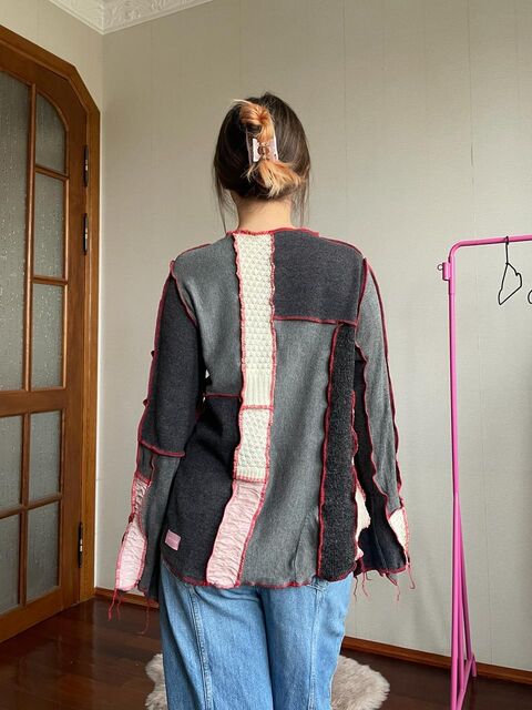 Світло-сірий светрик з червоними швами