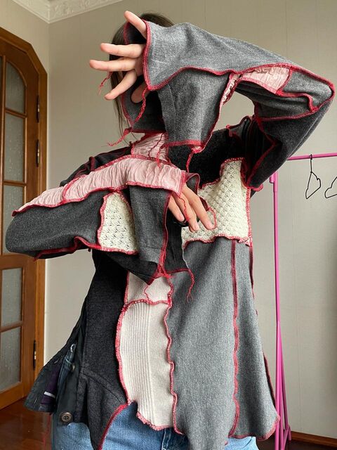 Світло-сірий светрик з червоними швами