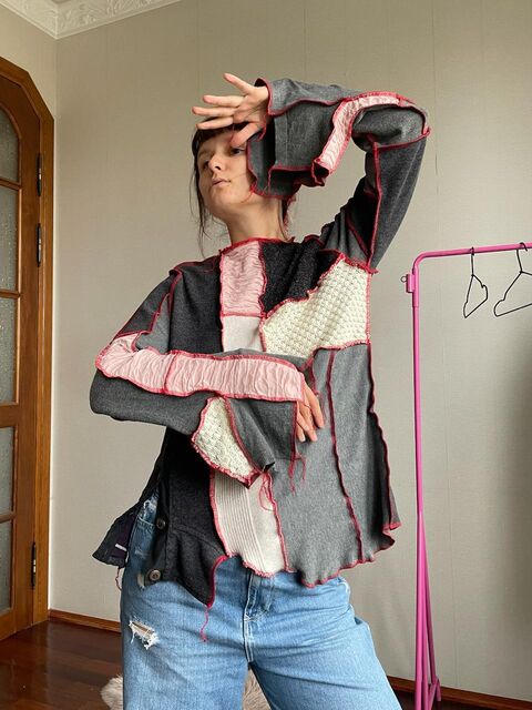 Світло-сірий светрик з червоними швами