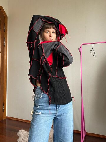 Чорно-сірий светрик з червоними швами