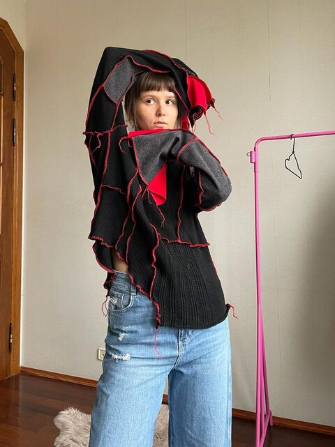 Чорно-сірий светрик з червоними швами