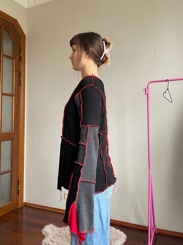 Чорно-сірий светрик з червоними швами