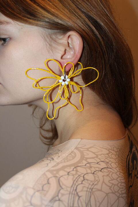 Масивна квітка-трансформер жовта