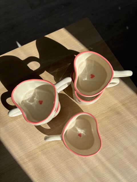 Чашка  у формі серця рожева