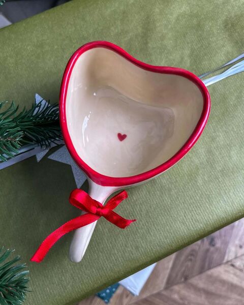 Чашка у формі серця червона