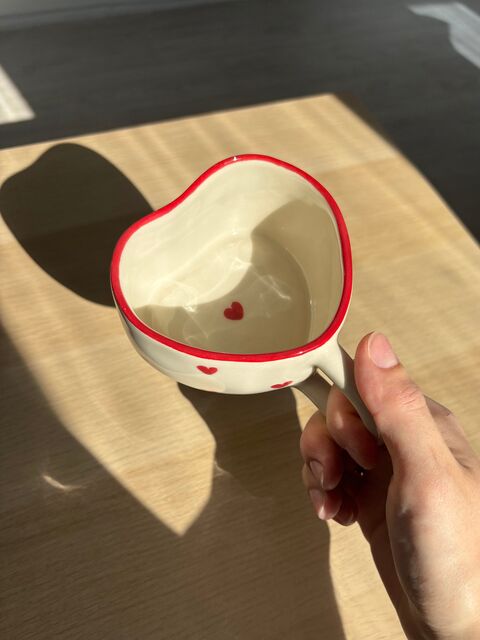 Чашка у формі серця червона