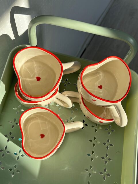 Чашка у формі серця червона