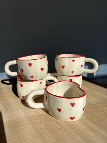 Чашка у формі серця червона