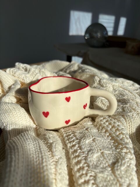 Чашка у формі серця червона