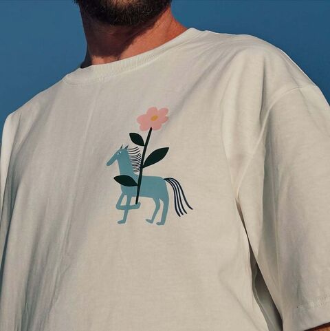 T-shirt Horse with flower white